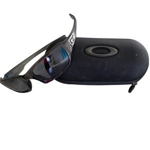 Oakley men’s prescription sunglasses. Very good condition, includes case.